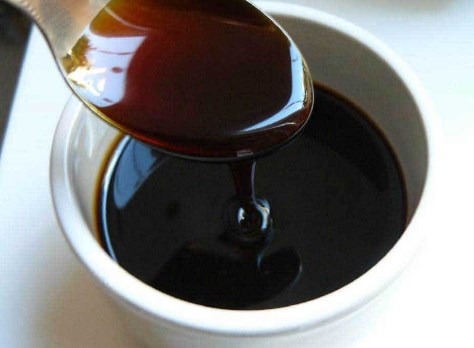فوائد العسل الأسود للبشرة